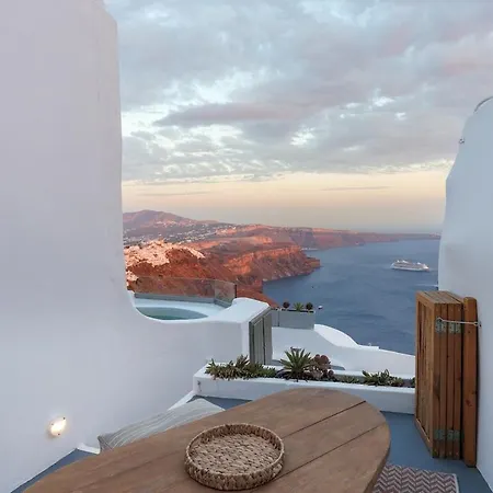 Pura Vida Cave House